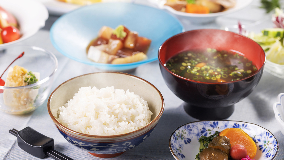 【ビュッフェ-朝食】素材の味を活かした優しい味付け。お味噌汁の出汁の香りがふわっと鼻をくぐります