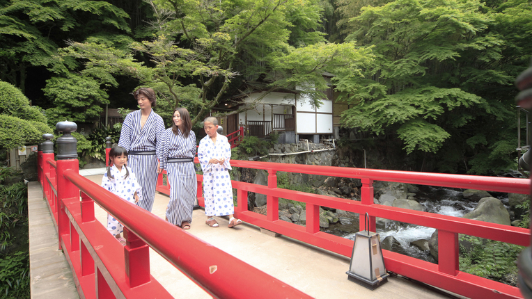 【館内庭園】浴衣に身をつつみ、館内をお散歩。