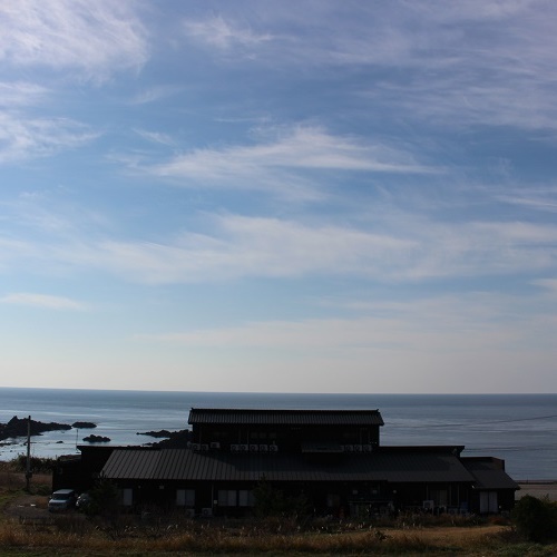 【裏庭から眺める道遊】雄大な日本海を一望できます。