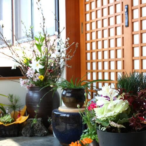 【玄関】女将が生けた季節のお花が、お客様を華やかにお迎えいたします。