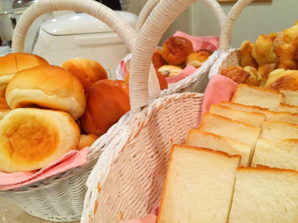 朝食バイキングの一例です：パンもご用意しております