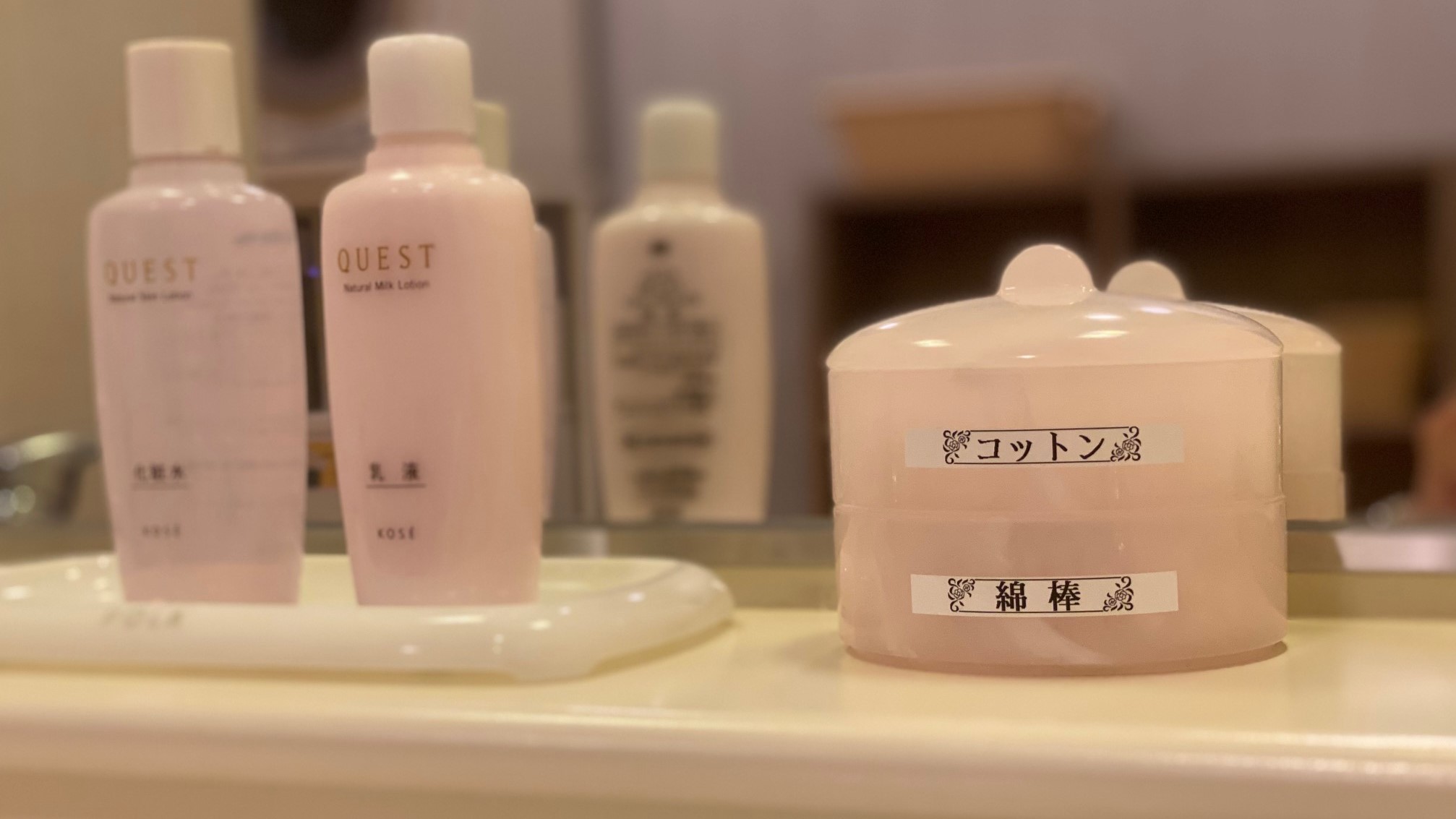 女性用アメニティブラシ・綿棒・コットン・化粧水・乳液がございます。