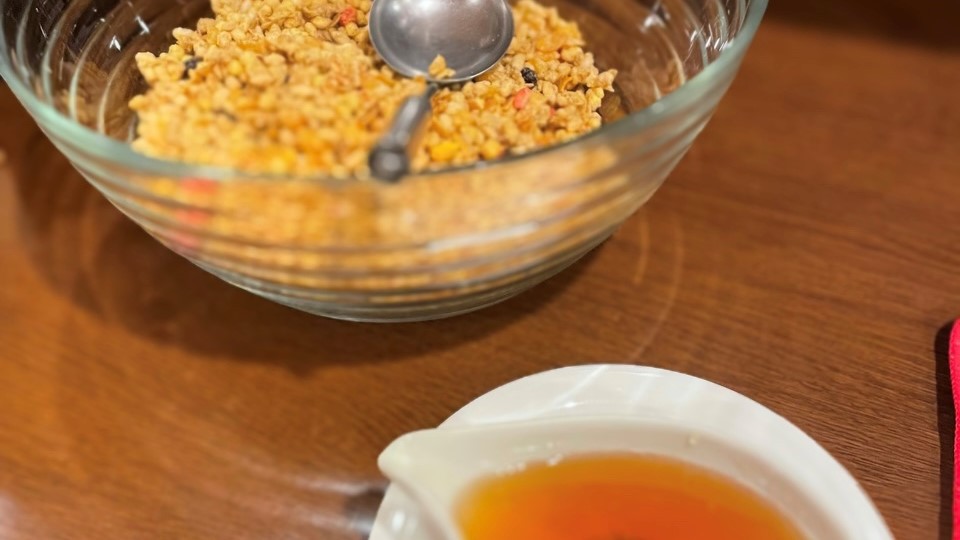 朝食バイキング6:30−9:00グラノーラとハチミツ相性抜群