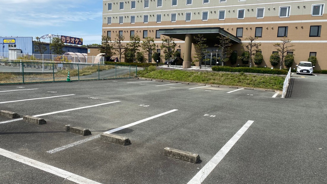 無料駐車場あります。