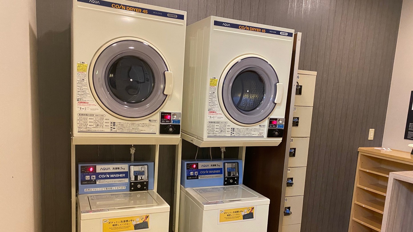男性大浴場洗濯機・乾燥機各2台（洗濯200円・乾燥機30分100円）40円で洗剤販売