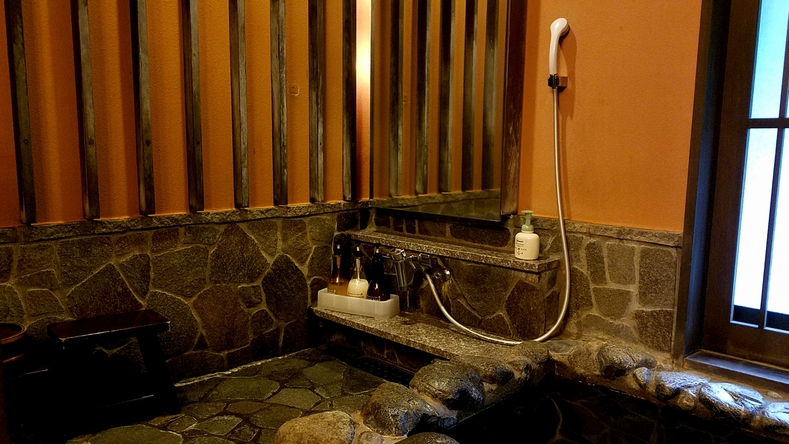 【貸切風呂〜洗い場〜】檜・岩のお風呂は同じ大きさです。どちらにも洗い場がついております。