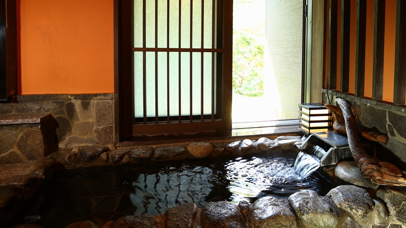 【貸切風呂〜岩〜】シックな雰囲気の岩風呂。窓を開けると半露天気分で楽しめます。