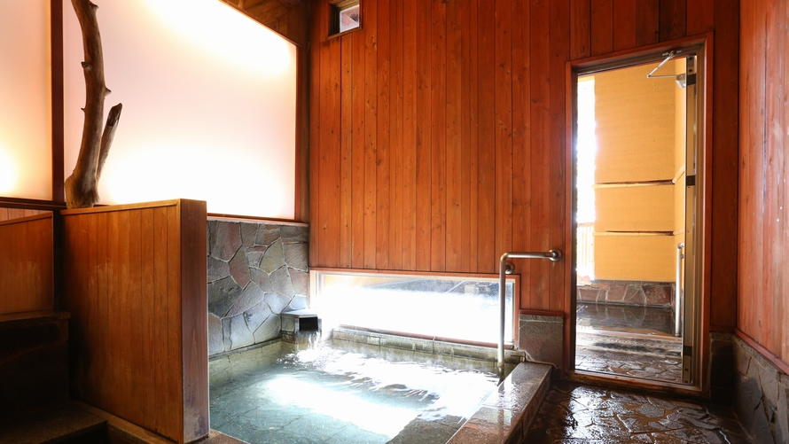【男性内風呂】正直広くはないですが、準天然（人工）温泉で体の芯から温まります♪