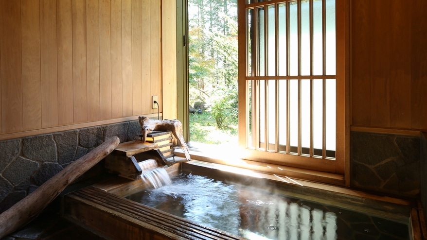 【貸切風呂〜檜〜】少し明るい雰囲気の檜風呂。檜の温もりに癒されるひと時…;