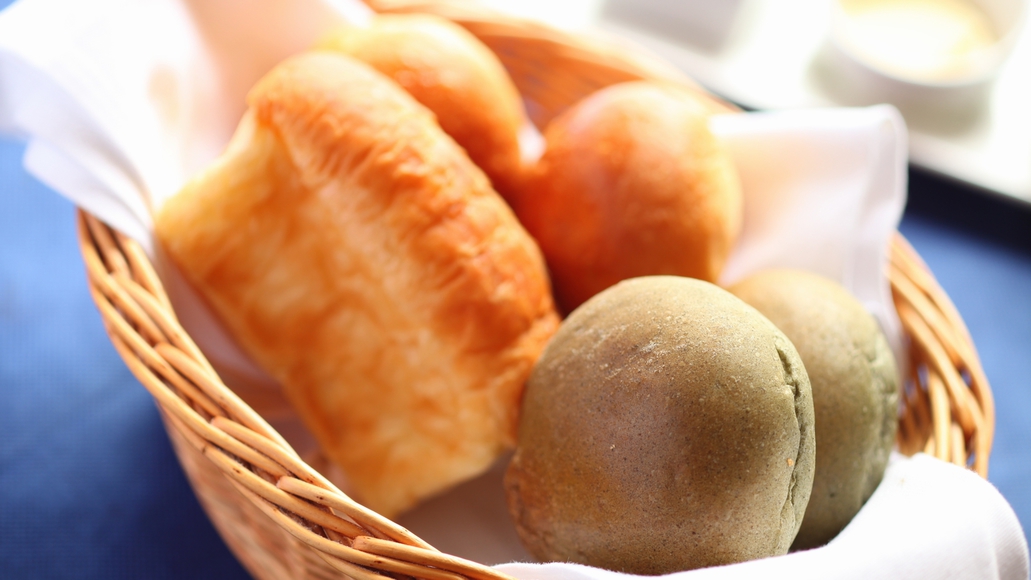 【朝食例】じつは人気のあつあつパン♪おかわり自由です！