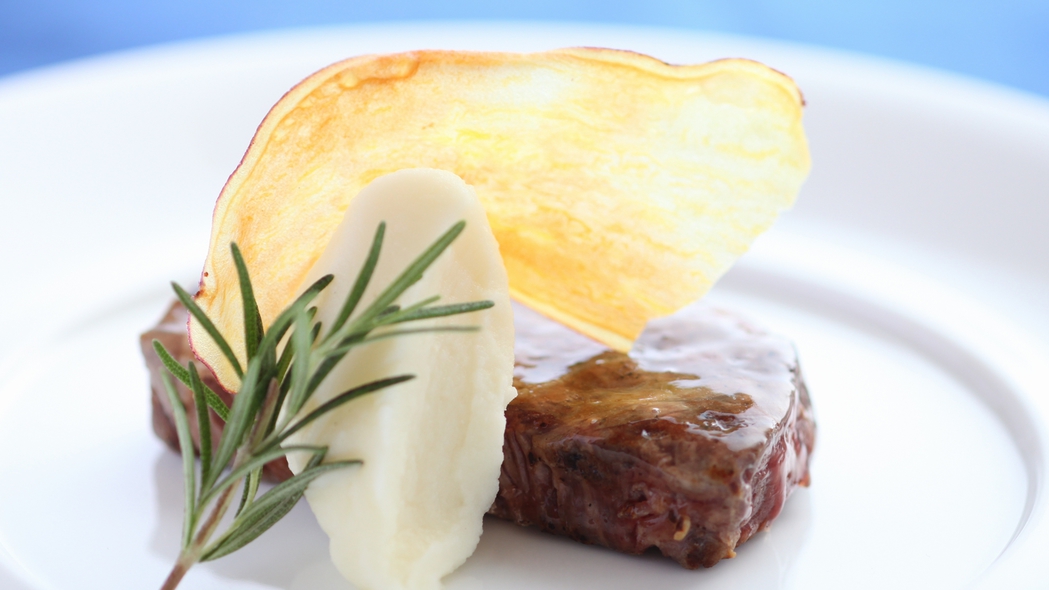 【ディナー例】3種のソースで楽しめるメインのお肉。