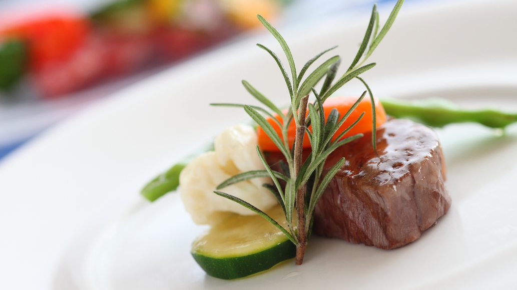 【2泊目ディナー例】お肉料理。やわらかくておいしい牛ヒレ肉です。