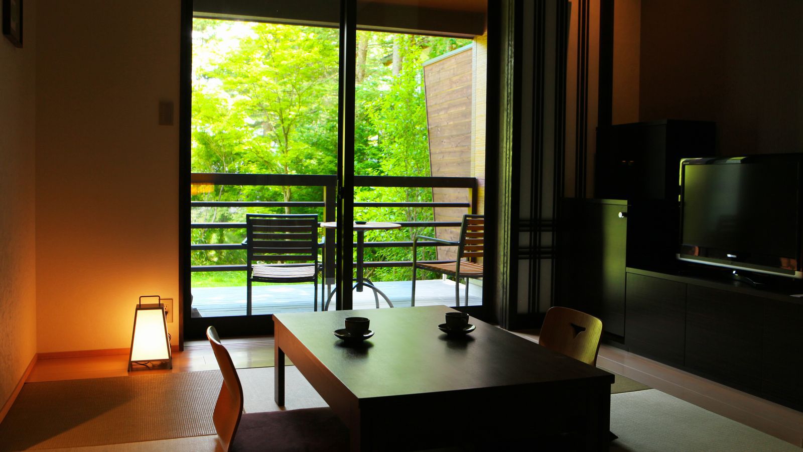 【新館和洋室例】禁煙、広さ４０㎡、定員５名。温水洗浄トイレ、洗面台、バスルームは独立タイプです。