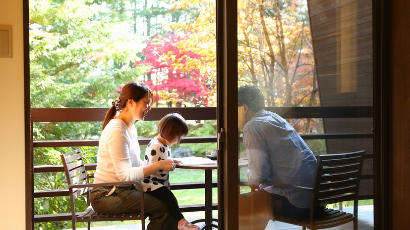 【記念撮影♪】新館デッキでの一コマ。紅葉もきれいですね♪