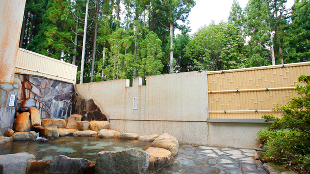 隣接温浴施設「すぱ〜ふる」【露天風呂】森林浴も楽しめます。