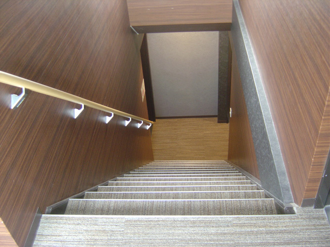 申し訳御座いません。当館はエレベーターが御座いません。