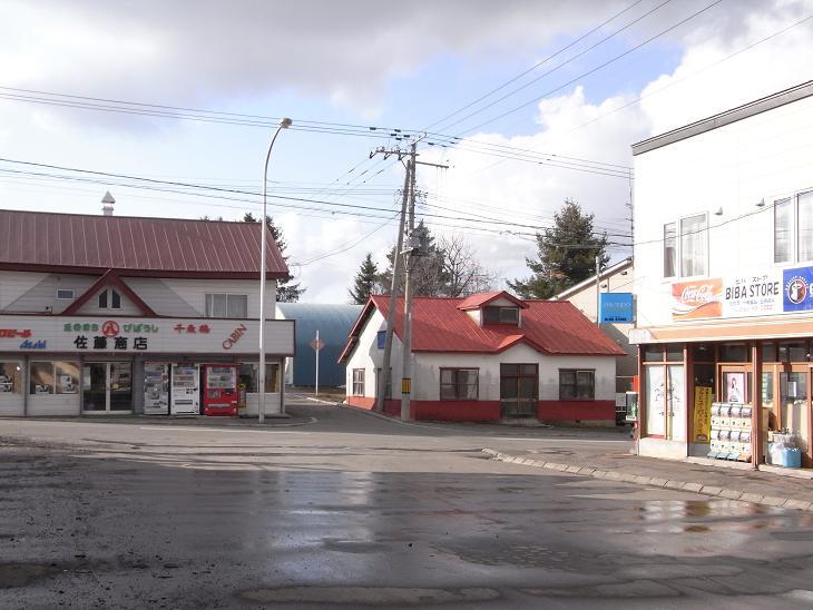 駅前にある２軒の商店