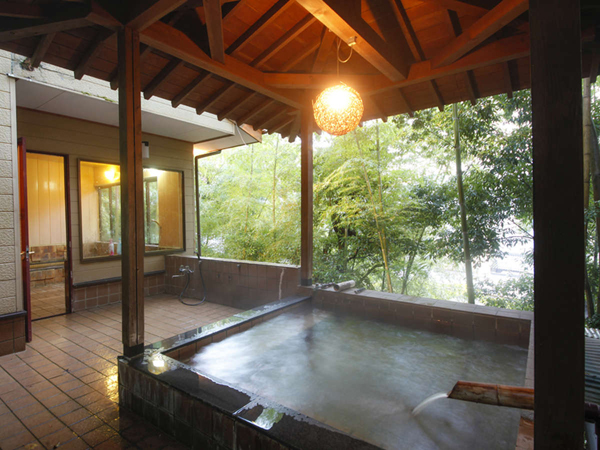 内湯２／露天風呂。裏山の中にあり、自然を感じながらの湯あみを愉しめます。