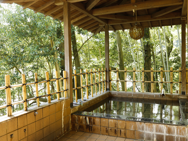 「竹の湯」／露天風呂。裏山の中にあり、自然を感じながらの湯あみを愉しめます。