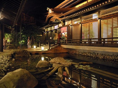 外湯のひとつ御所の湯。京都御所を彷彿とさせる現在の建物は、平成17年7月に四所神社隣りに新築移転