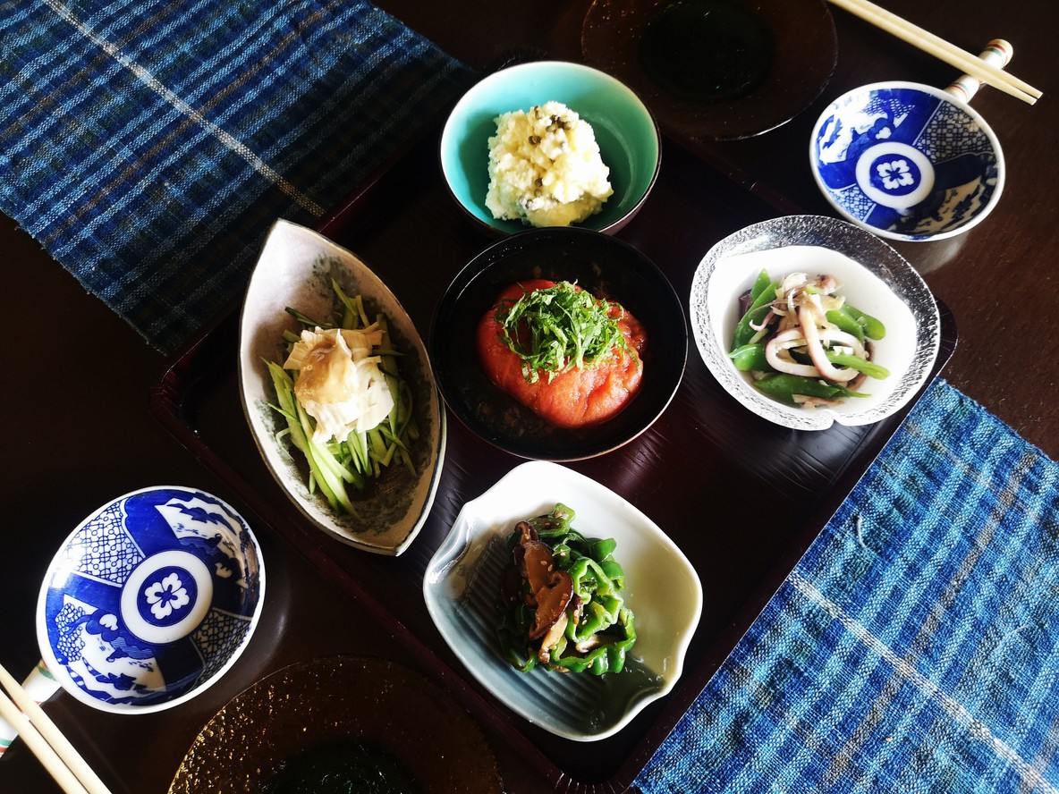 旬のお野菜がたっぷり食べられる「お宿のおかず」（写真は２名盛り）。地元産の素材ですべて手作りします。