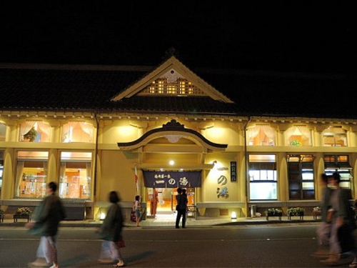 外湯のひとつ一の湯。歌舞伎座を思わせる建物で町の中央に位置し名実共に城崎温泉の象徴と言えます