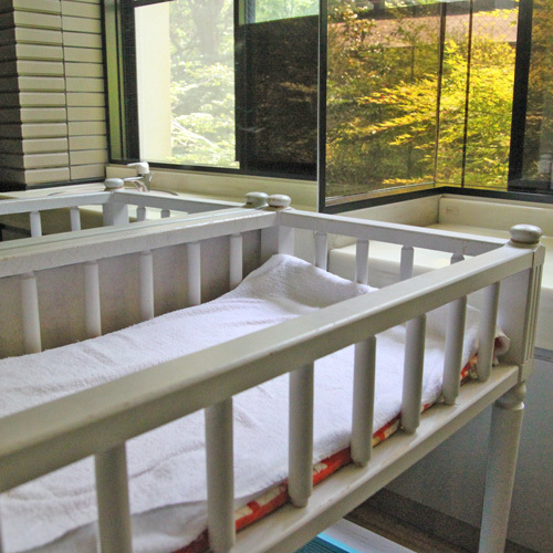 女湯にはベビーベッドを備えております。