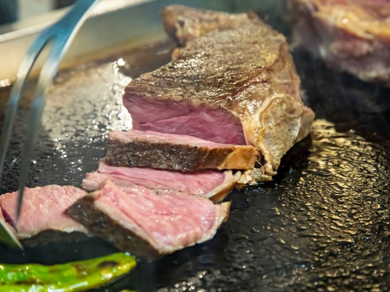 【つまごいプレミアムビュッフェ】真空低温調理した国産和牛ステーキ