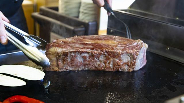 【つまごいプレミアムビュッフェ】真空低温調理した国産和牛ステーキ