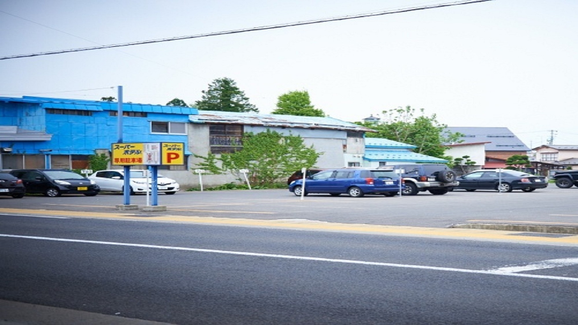 第二駐車場へのご案内入り口には黄色い看板がございます！