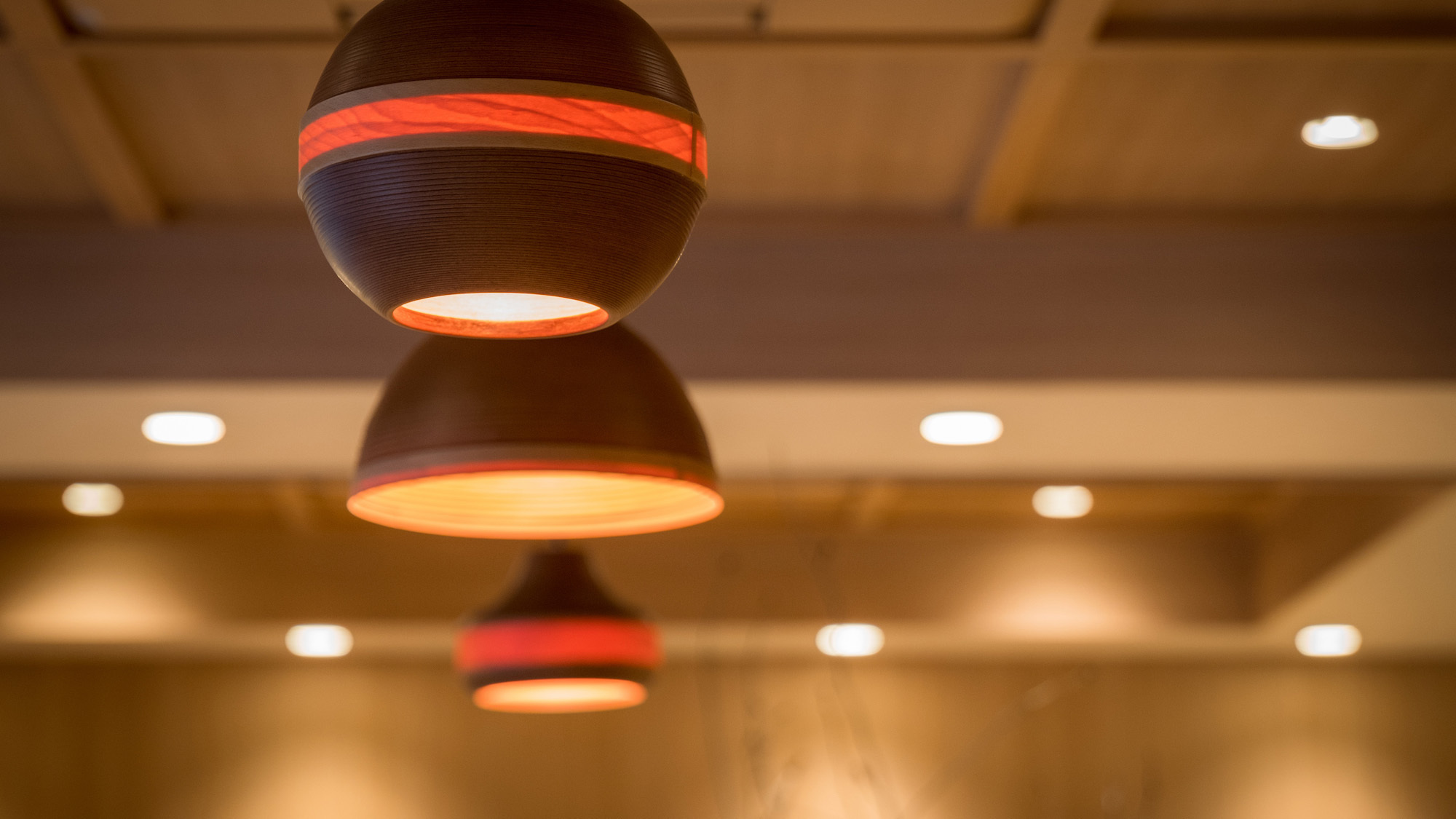 温かみのある照明がラウンジを照らします