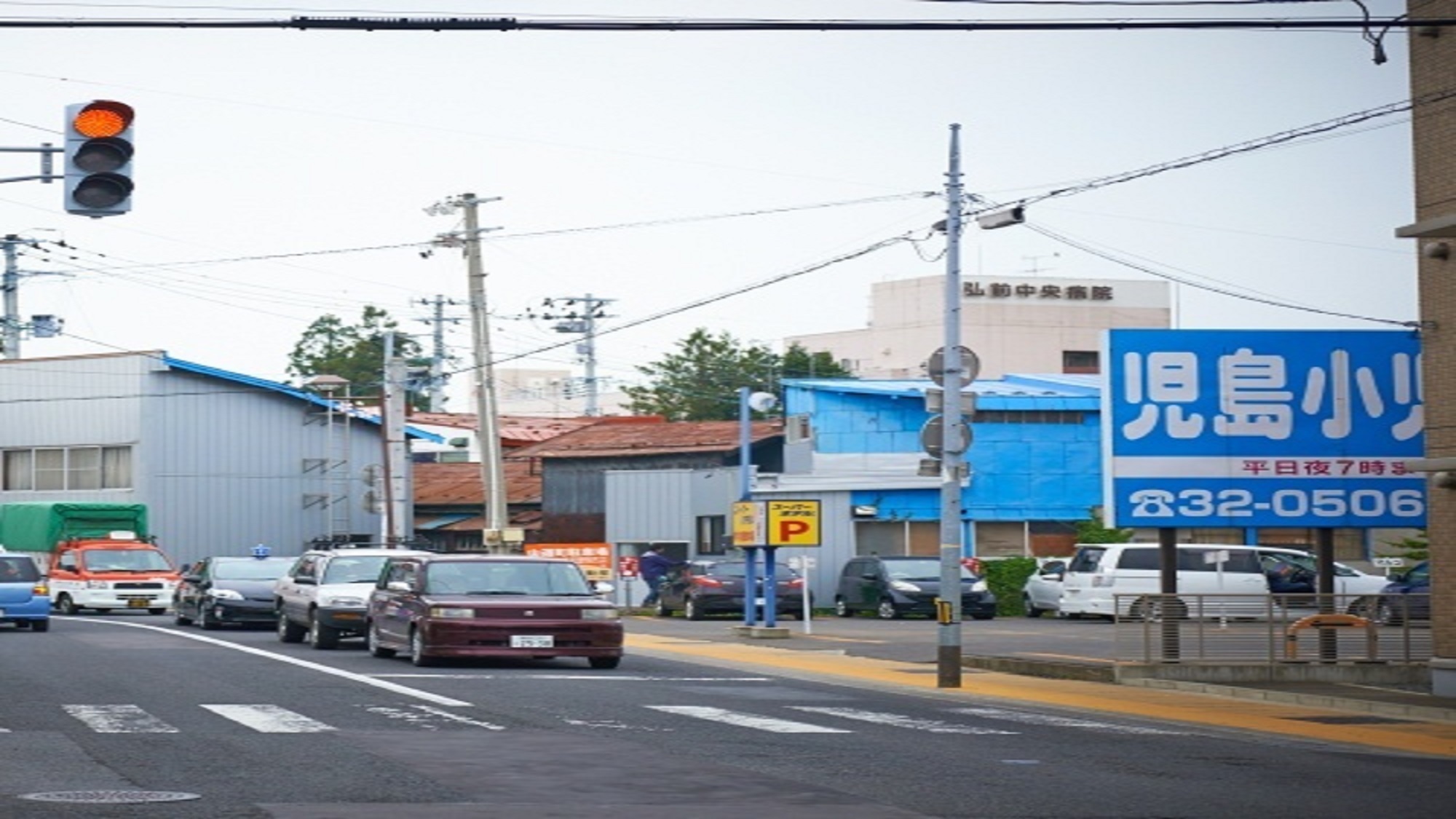 第二駐車場へのご案内ホテルを左手に通り過ぎ左折して最初の信号を直進後すぐ右手に駐車場がございます
