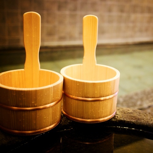 岐阜県の東白川村から作られた手桶が、木のぬくもりが温泉気分を盛り上げます