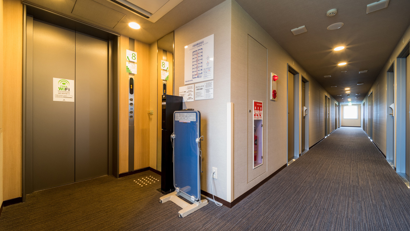 各階のエレベーター付近です