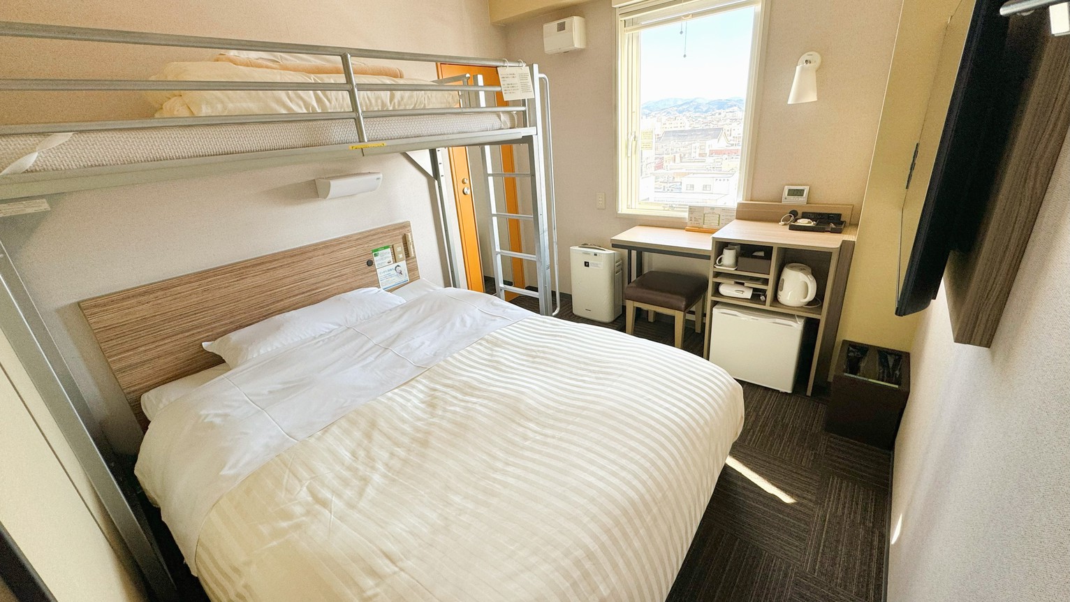 ダブルベッドとロフトベッド付