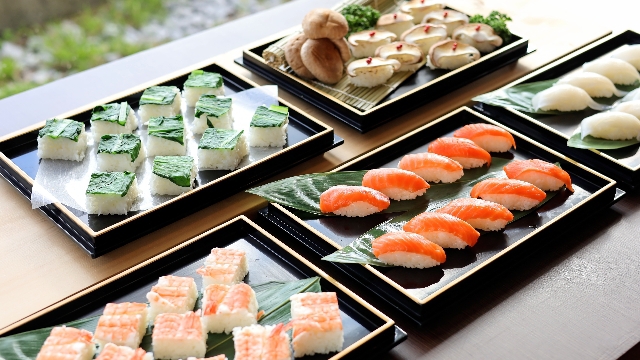 彩り豊かな野菜寿司も並ぶ人気のお寿司