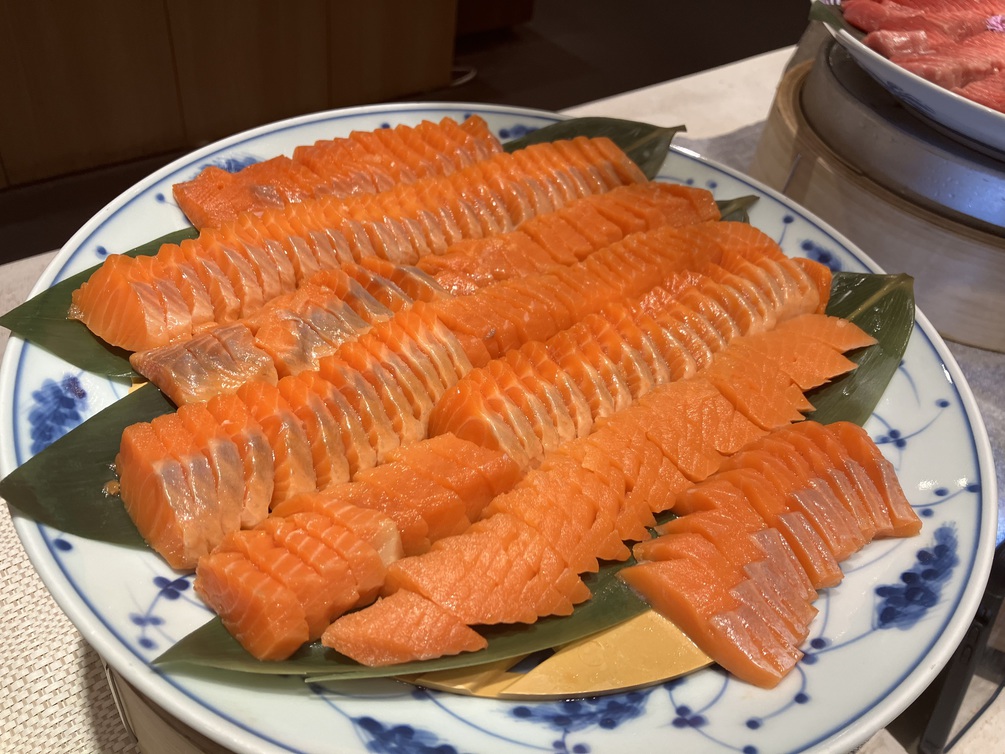 〜朝食〜日替わりでサーモンのお刺身をご用意しています・