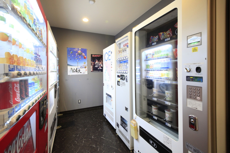 自動販売機コーナー：ソフトドリンク・アルコール飲料・おつまみ・パン・カップ麺・氷