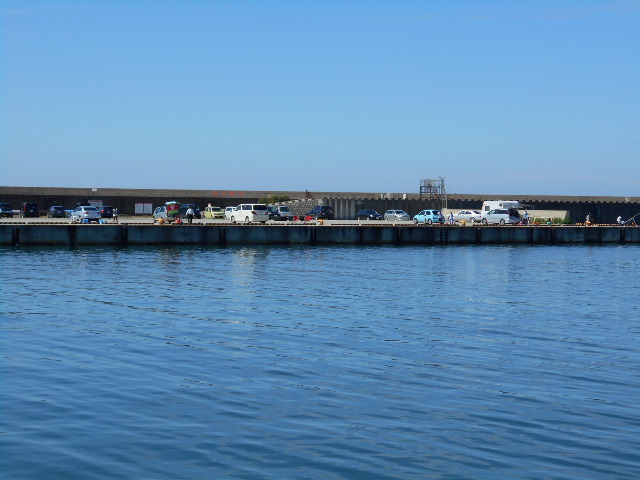 柏崎港西防波堤の釣り風景