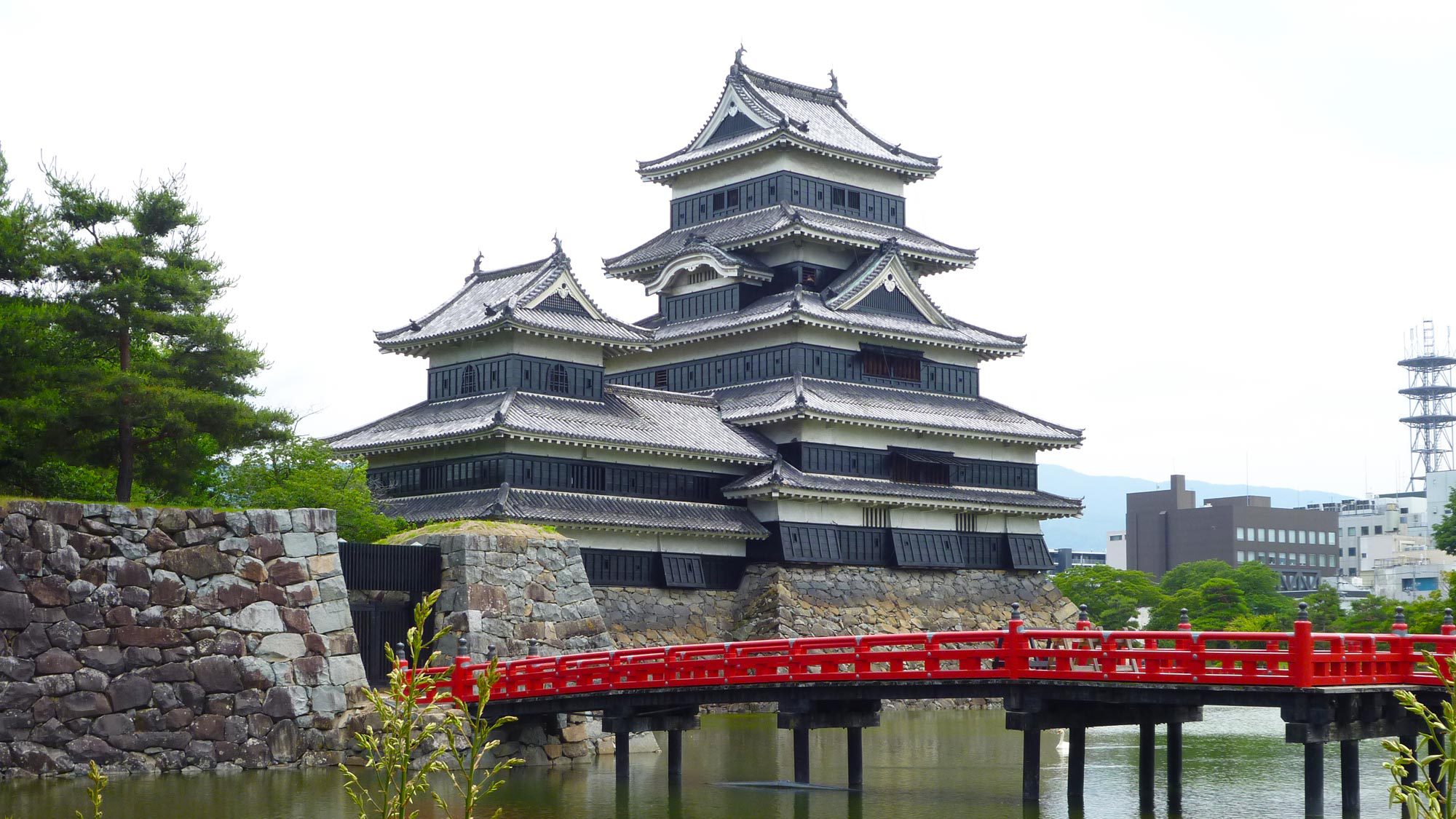 現存する日本最古の城！国宝松本城（徒歩６〜８分）