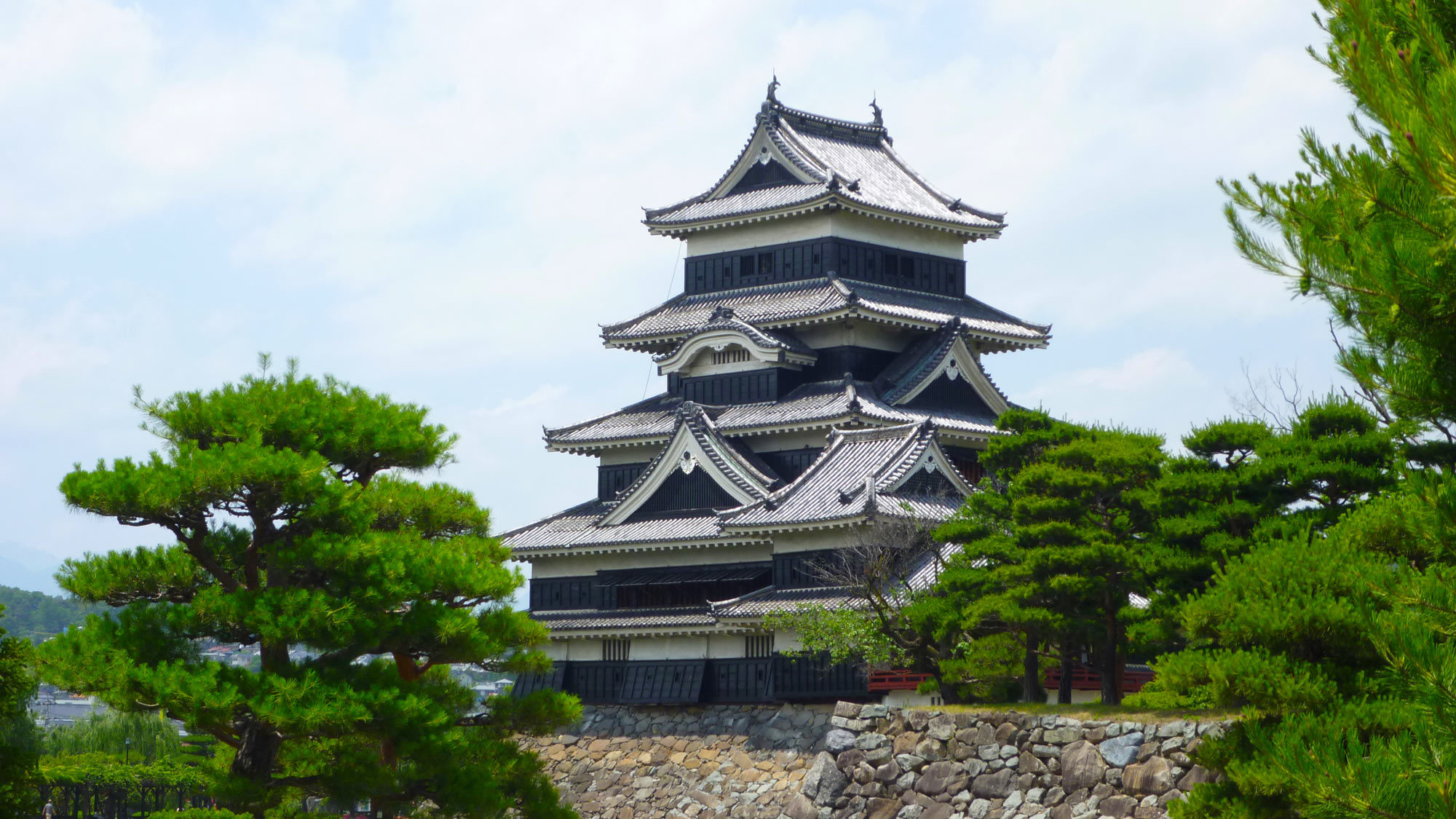 現存する日本最古の城！国宝松本城（徒歩６〜８分）