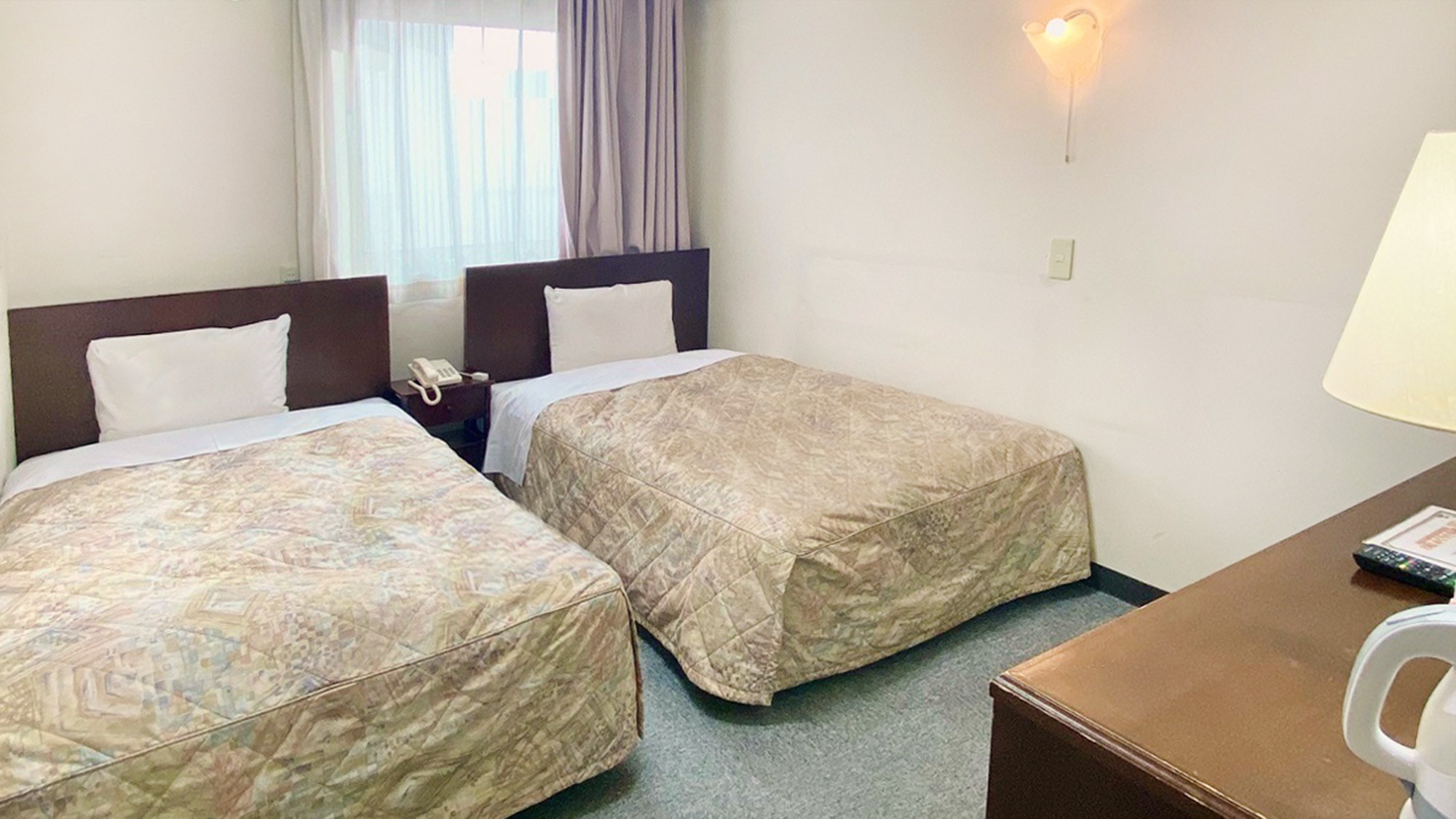 ツインルーム110cm幅ベッドが2台、観光旅行に最適♪