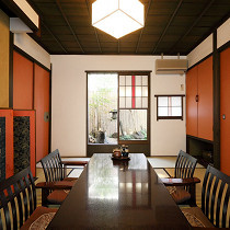 【もくげの間】落ち着いた空間にて、ゆったりとお寛ぎいただけます。