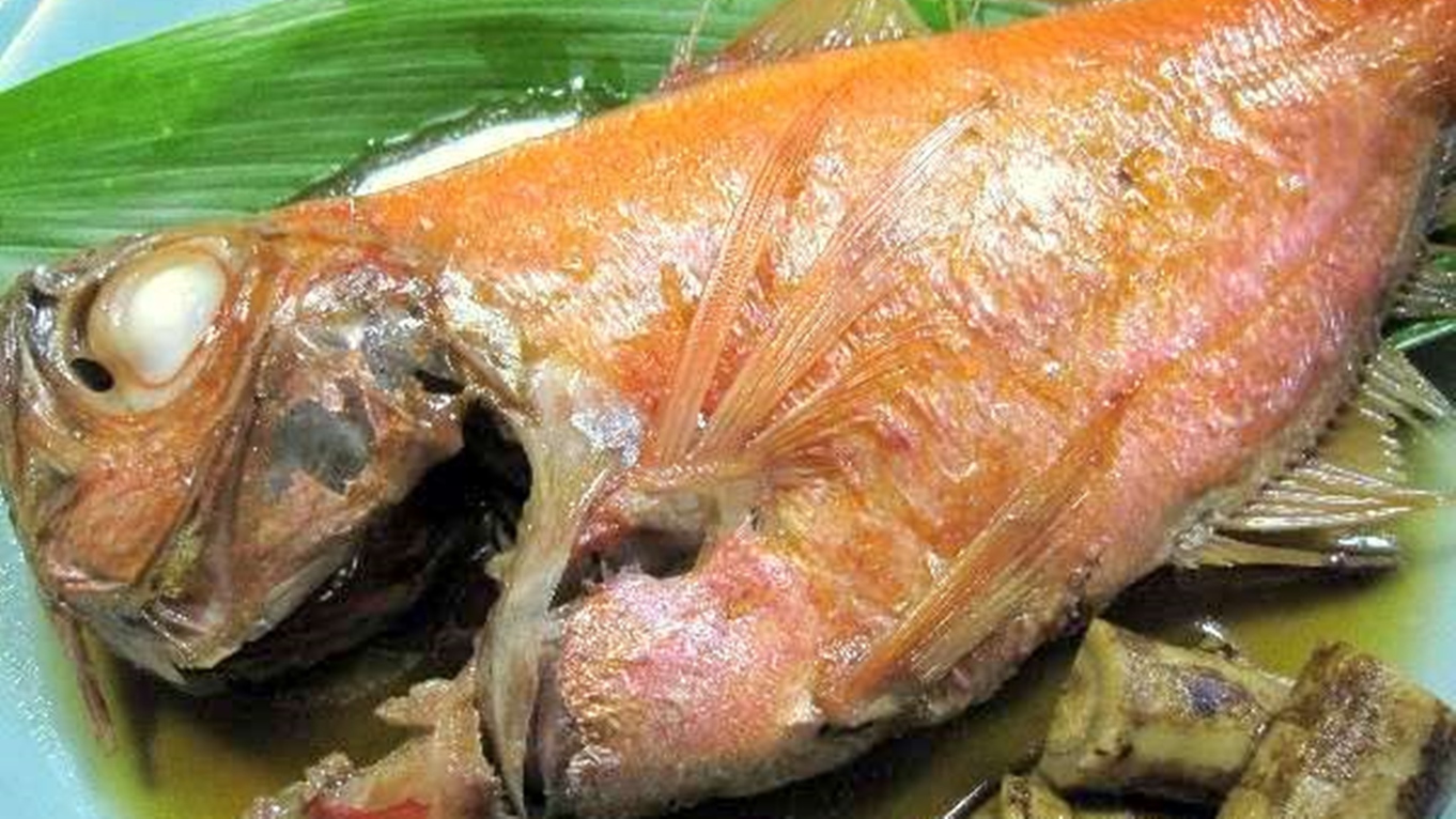 [夕食一例]金目鯛の姿煮。大きな身に皆様驚かれます。
