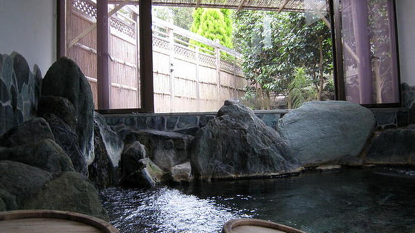 [岩風呂／温泉]岩風呂からは中庭の景色を眺めておくつろぎいただけます（※夜22時まで）