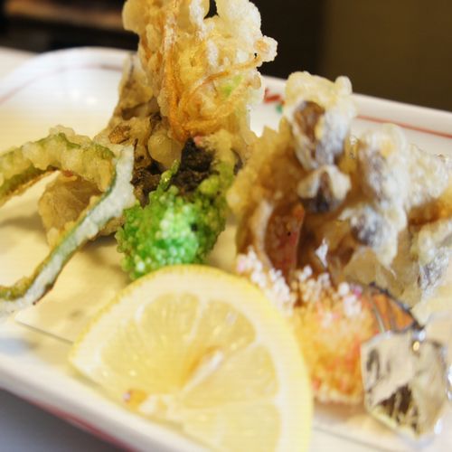 【お料理天ぷら】舞茸などきのこを中心とした山菜の天ぷら。揚げたてを塩でお召し上がりください