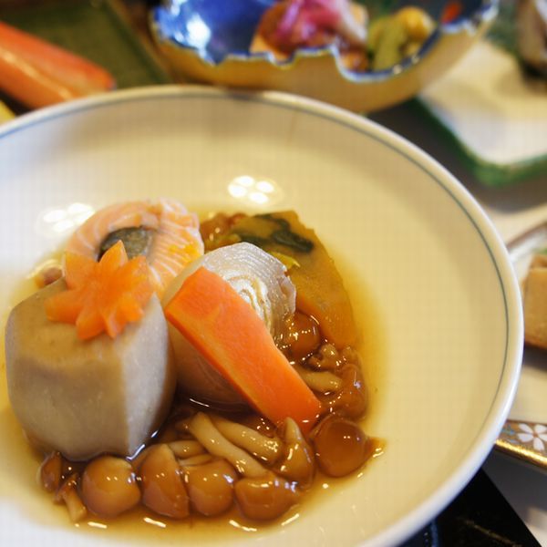 【お料理煮物】虹鱒(ニジマス)と里芋となめこの煮物地元で獲れた食材で素材の味を活かした優しい味