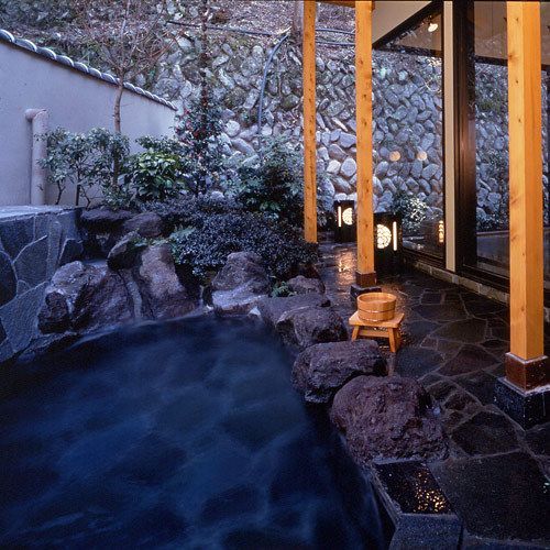 【温泉】自然あふれる露天風呂では、澄んだ空気と心地よい湯ざわりをお楽しみいただけます。
