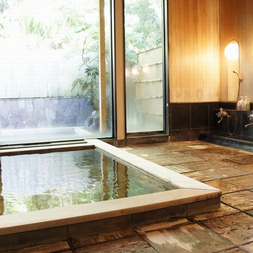 【温泉】浴槽に古代檜(ひのき)を使用。古代檜には血行や新陳代謝促進等、森林浴同様の作用がございます。