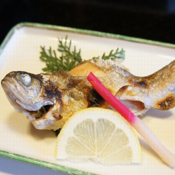 【お料理焼き物】宿のすぐ近くの「中川」で朝釣った新鮮な虹鱒（にじます）を塩焼きにした自慢の一品